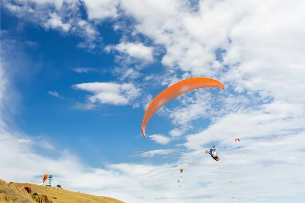 Paraplanes Flyger Högt Upp — Stockfoto