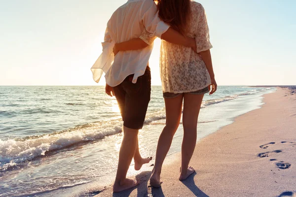 夏のビーチでカップルが歩いています — ストック写真