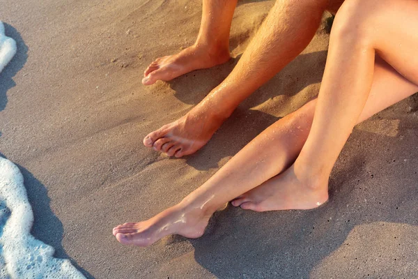 해변에서 남성과 여성의 피트의 클로즈업 — 스톡 사진