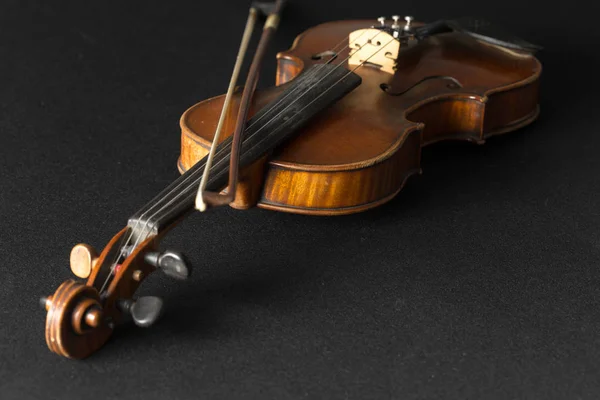 Velho Violino Fundo Preto — Fotografia de Stock