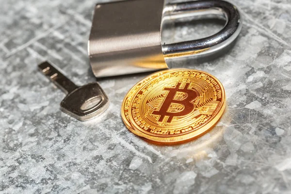 Altın Bitcoin Asma Kilit — Stok fotoğraf