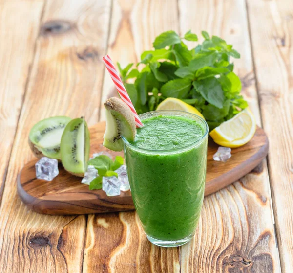 meyve ve sebze yeşil smoothie ahşap bir masa üzerinde