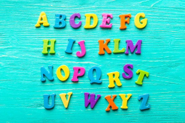 Meerdere Gekleurde Letters Houten Tafel — Stockfoto