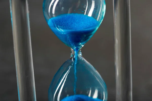 Tempo Está Passando Ampulheta Azul Perto — Fotografia de Stock