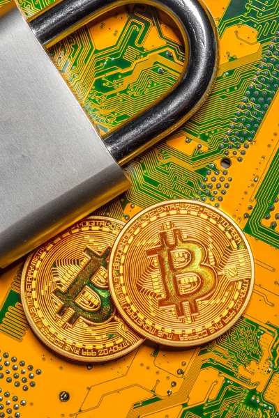 Altın Bitcoins Anakart Arka Plan Asma Kilit — Stok fotoğraf