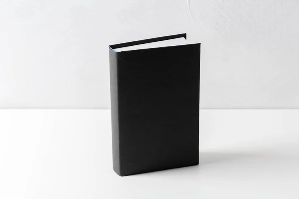 Beyaz Bir Tablo Karton Kapaklı Kitap — Stok fotoğraf