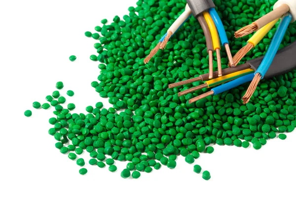 ケーブルのカラフルなプラスチック高分子ペレット — ストック写真
