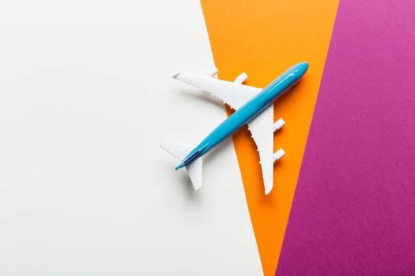 Detailní Záběr Miniaturní Letadla Barevném Pozadí Cestování Nebo Dovolenou Koncepce — Stock fotografie