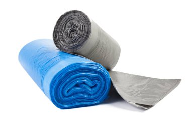 Beyaz arkaplanda izole edilmiş plastik çöp torbaları