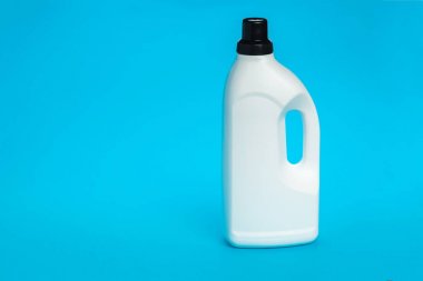 Mavi arka planda plastik şişe