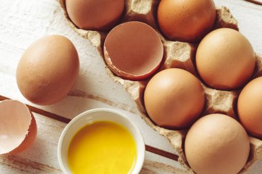 Kahverengi ahşap arka plan üzerinde yumurta