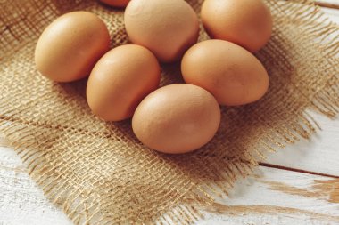 Kahverengi ahşap arka plan üzerinde yumurta