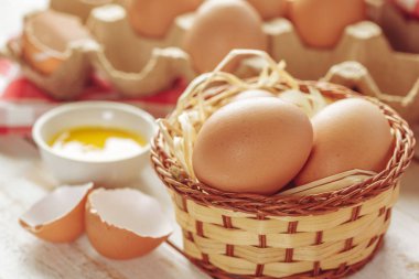 Kahverengi ahşap arka plan üzerinde yumurta