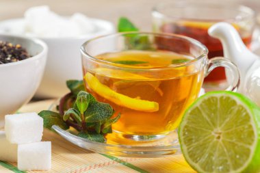 siyah çay nane ile ahşap bir masaya bırakır