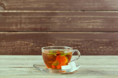 Tahta masada bir fincan çay.