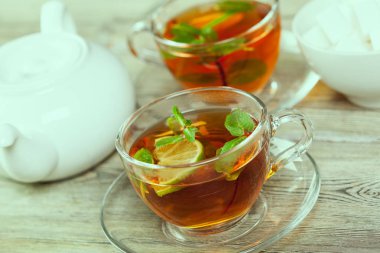 Tahta masada bir fincan çay.