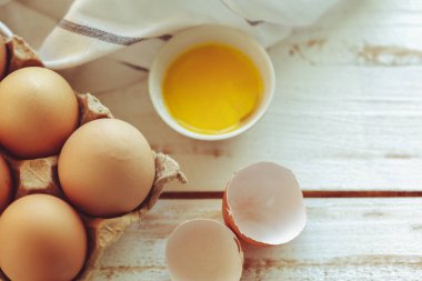 Kahverengi ahşap arka plan üzerinde yumurta