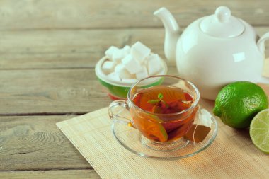 Tahta masada bir fincan çay.