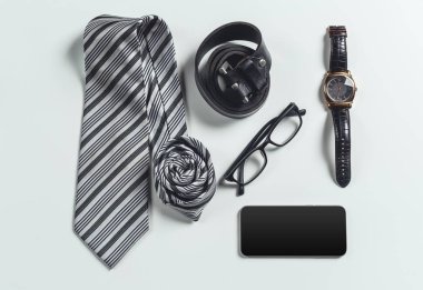 Beyaz arkaplanda erkek aksesuarları