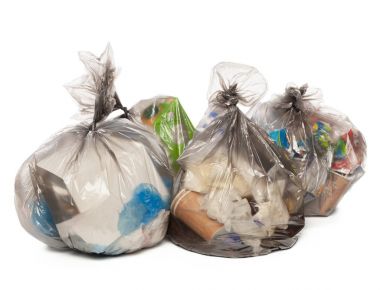 Plastik torbalar çöp izole beyaz zemin üzerine dolu