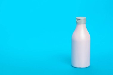 Mavi arka planda plastik şişe