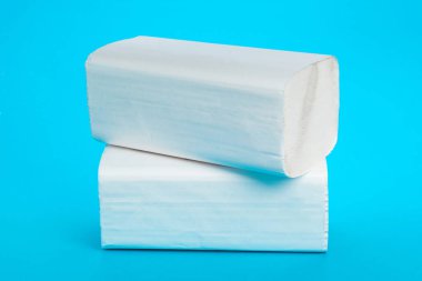 Kağıt havlu üzerinde mavi arka plan