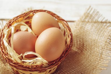 Kahverengi ahşap arka plan üzerinde yumurta