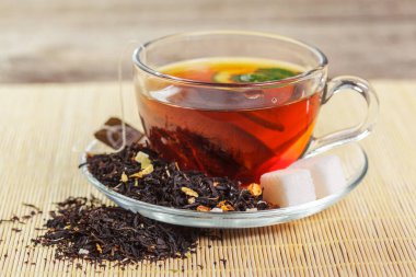 siyah çay nane ile ahşap bir masaya bırakır