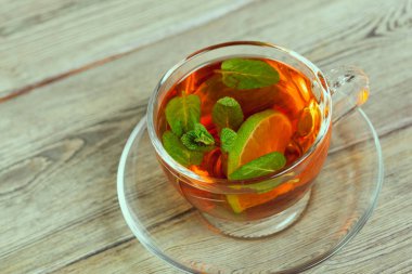 Tahta masada bir fincan çay.