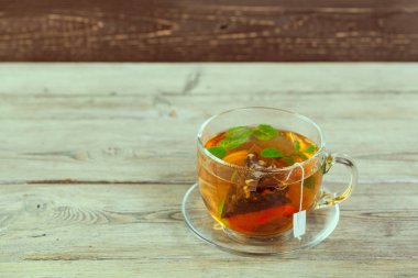 Tahta masada bir fincan çay.