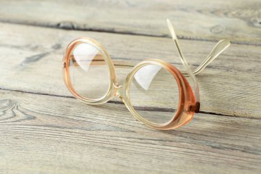 Ahşap arka plan eski Fashioned gözlük