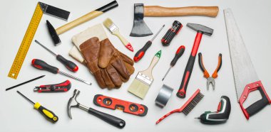 beyaz zemin üzerinde birçok araç