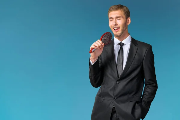 Joven Empresario Cantando Como Micrófono — Foto de Stock