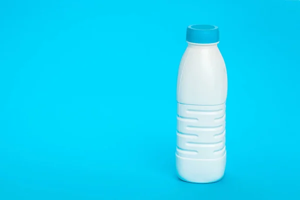 Plast Flaska Blå Bakgrund — Stockfoto