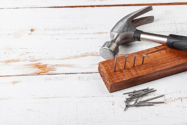 Hammer Und Nägel Auf Holz Hintergrund — Stockfoto