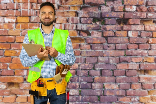 Trabalhador Construção Civil Com Ferramentas Fundo Parede Tijolo — Fotografia de Stock