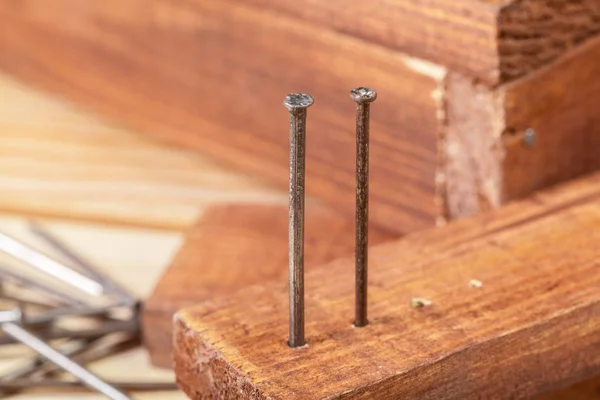 Zwei Eiserne Nägel Holzplanke — Stockfoto