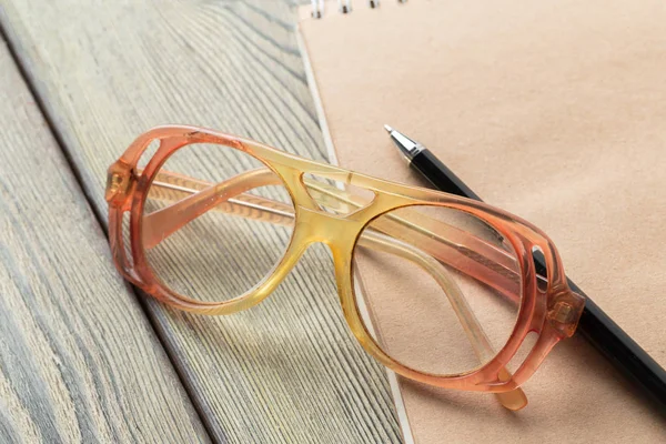 Notepad Old Fashioned Eyeglasses Table — Stock Photo, Image