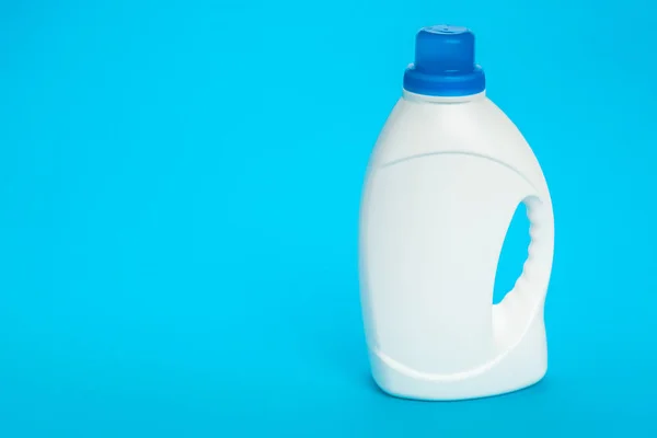 Пластиковая Бутылка Синем Фоне — стоковое фото