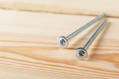 Vidalar ahşap masa üzerinde kapat