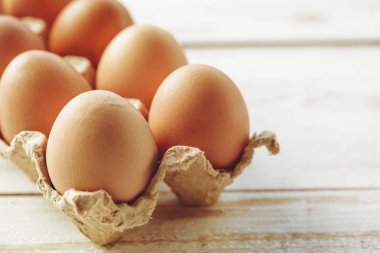 Ahşap arka plan üzerinde yumurta Görünümü Kapat