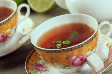 Aromatik taze çay şık tabak içinde görünüm