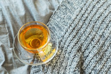 Aromatik taze çay şık tabak içinde görünüm