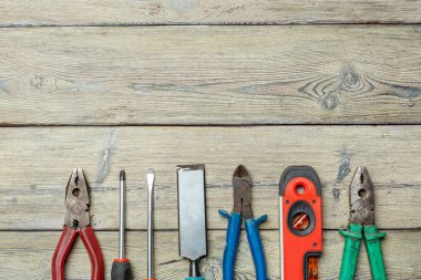 Çeşitli ahşap arka plan üzerinde çalışma araçları
