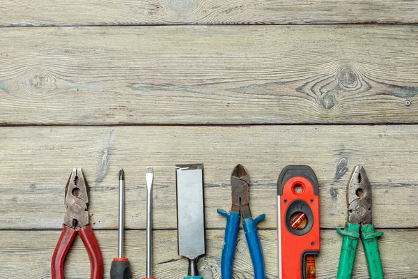 Çeşitli ahşap arka plan üzerinde çalışma araçları