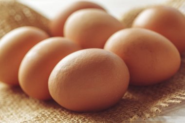 Ahşap arka plan üzerinde yumurta Görünümü Kapat