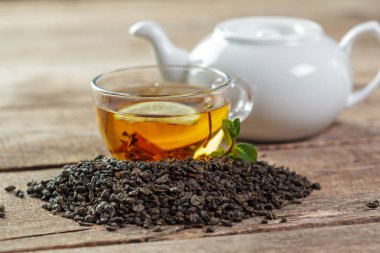 Aromatik taze çay şık tabak içinde görünüm