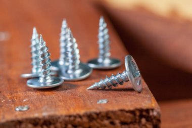 Ahşap yüzey üzerinde çerçeve çivi yığını