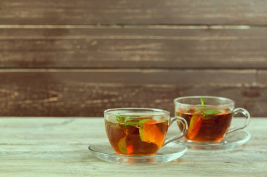 İki bardak çay ahşap tablo