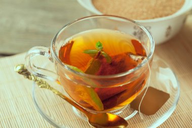 Aromatik taze çay şık tabak içinde görünüm